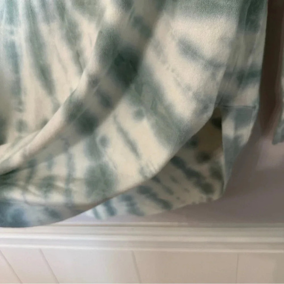 BlankNYC Women’s Long Sleeve Tie Dye Rounded Hem Crewneck Casual Shirt Sz XS NWT - Picture 7 of 10